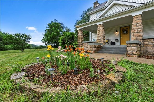 15975 Chieftain Road, Tonganoxie, KS 66086