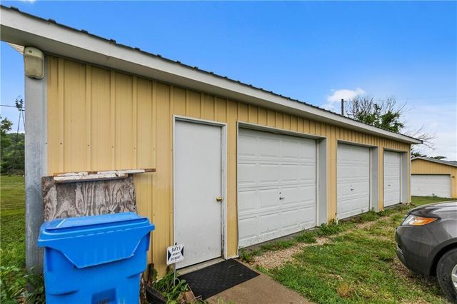 15975 Chieftain Road, Tonganoxie, KS 66086