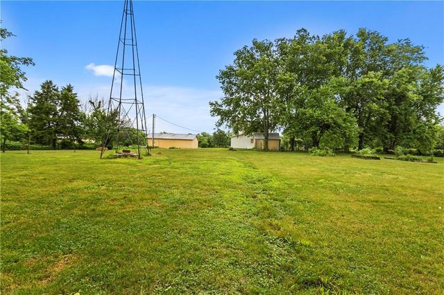 15975 Chieftain Road, Tonganoxie, KS 66086