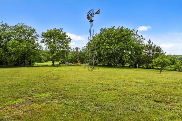 15975 Chieftain Road, Tonganoxie, KS 66086