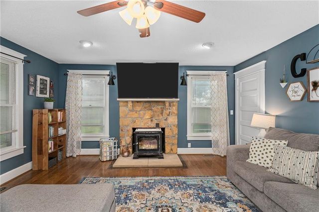 15975 Chieftain Road, Tonganoxie, KS 66086