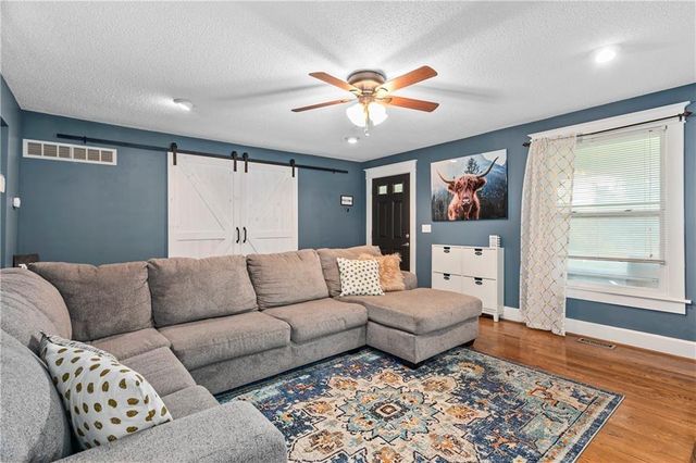 15975 Chieftain Road, Tonganoxie, KS 66086