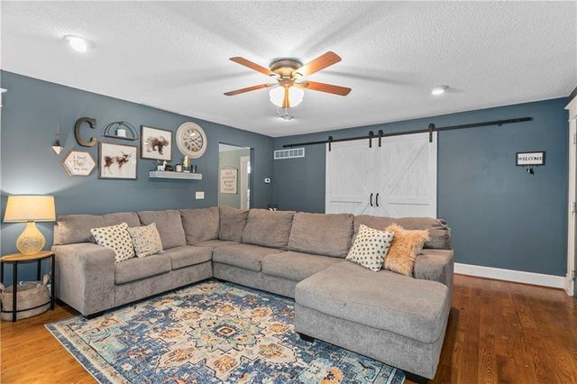 15975 Chieftain Road, Tonganoxie, KS 66086