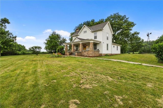 15975 Chieftain Road, Tonganoxie, KS 66086