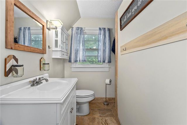 15975 Chieftain Road, Tonganoxie, KS 66086