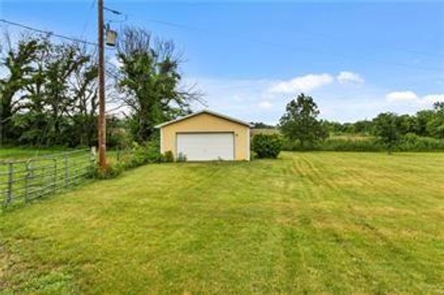 15975 Chieftain Road, Tonganoxie, KS 66086