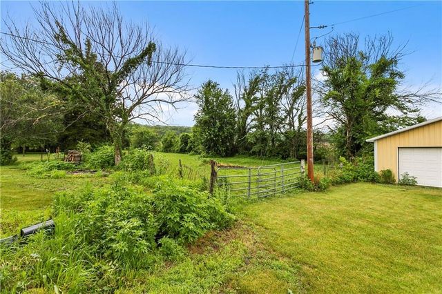 15975 Chieftain Road, Tonganoxie, KS 66086