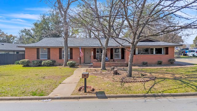 709 Hurstview Drive, Hurst, TX 76053