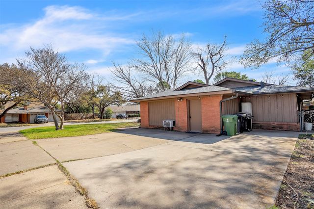 709 Hurstview Drive, Hurst, TX 76053