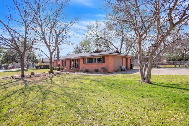 709 Hurstview Drive, Hurst, TX 76053