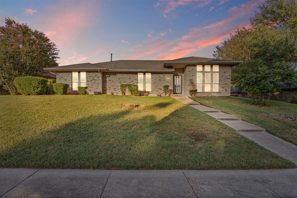 1340 Grand Teton Drive, Desoto, TX 75115