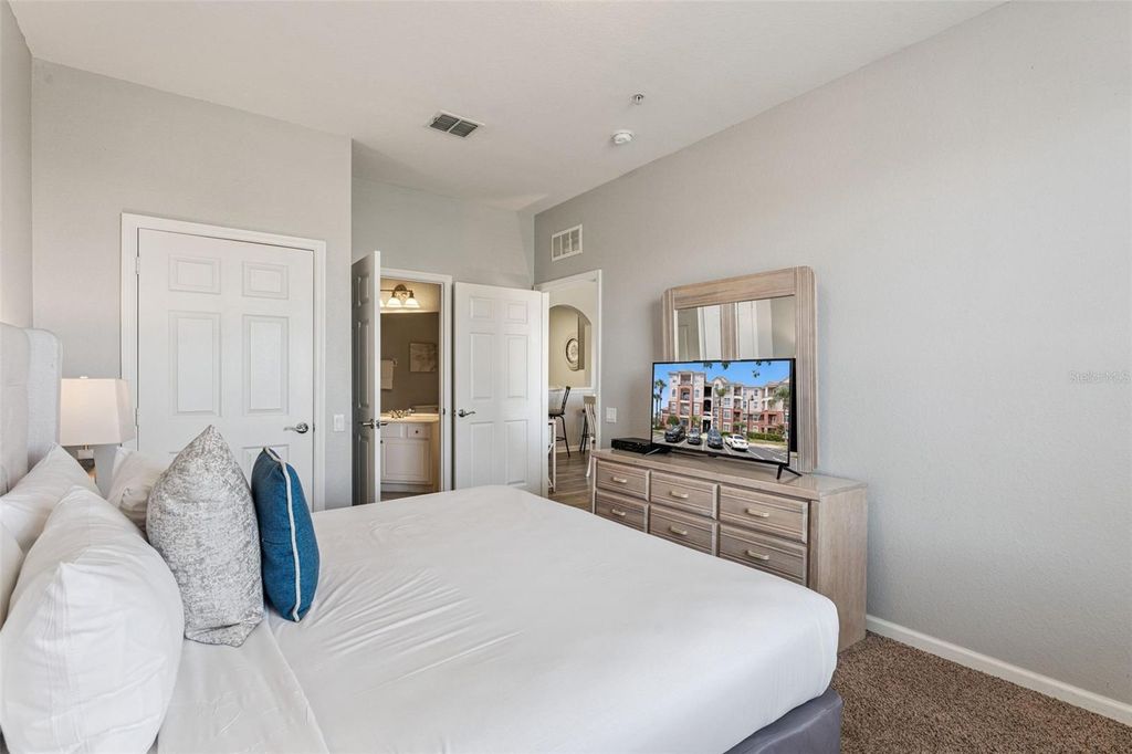 Image 17 of property listing at 4862 CAYVIEW AVENUE 403, Orlando, FL 32819