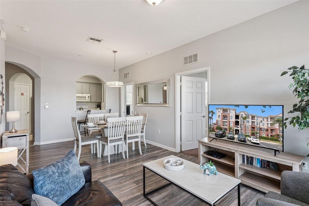 Image 7 of property listing at 4862 CAYVIEW AVENUE 403, Orlando, FL 32819