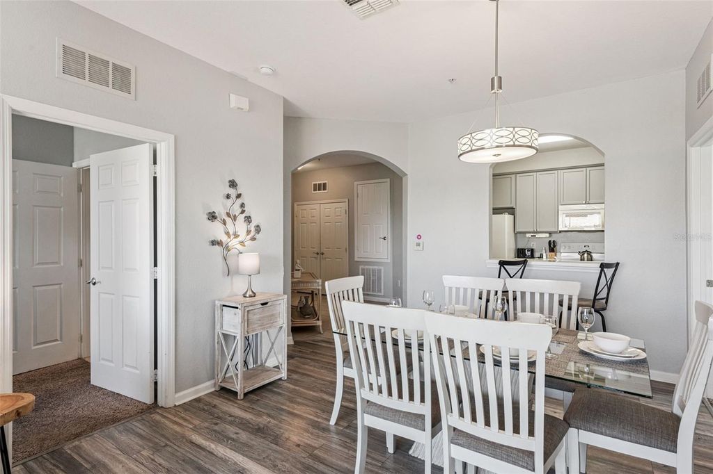 Image 9 of property listing at 4862 CAYVIEW AVENUE 403, Orlando, FL 32819