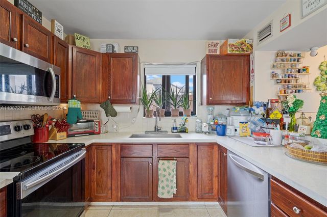 9746 NW 4th Ln 9746, Miami, FL 33172