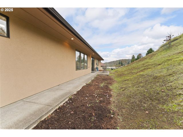 1518 Ne VISTA FE Ct, Roseburg, OR 97470