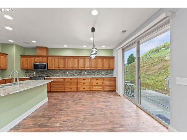 1518 Ne VISTA FE Ct, Roseburg, OR 97470