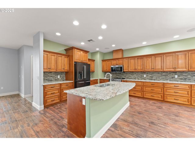 1518 Ne VISTA FE Ct, Roseburg, OR 97470