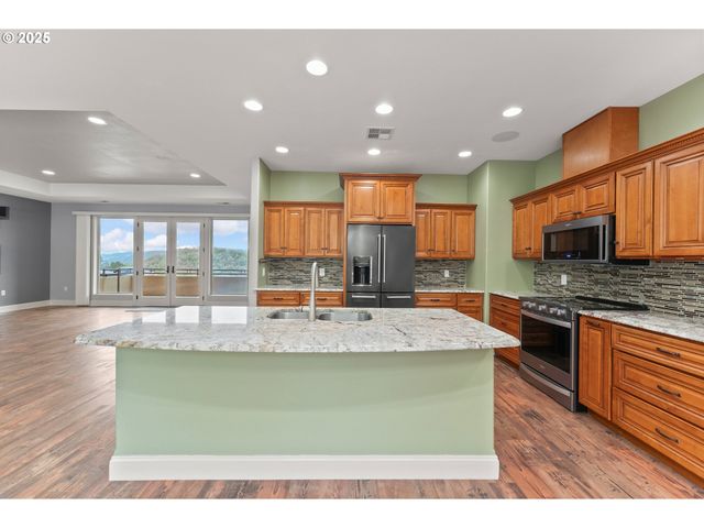 1518 Ne VISTA FE Ct, Roseburg, OR 97470