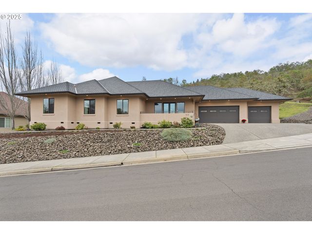 1518 Ne VISTA FE Ct, Roseburg, OR 97470