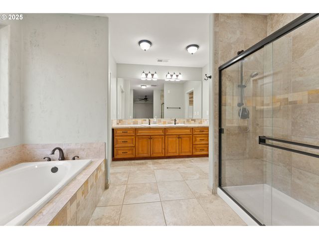 1518 Ne VISTA FE Ct, Roseburg, OR 97470