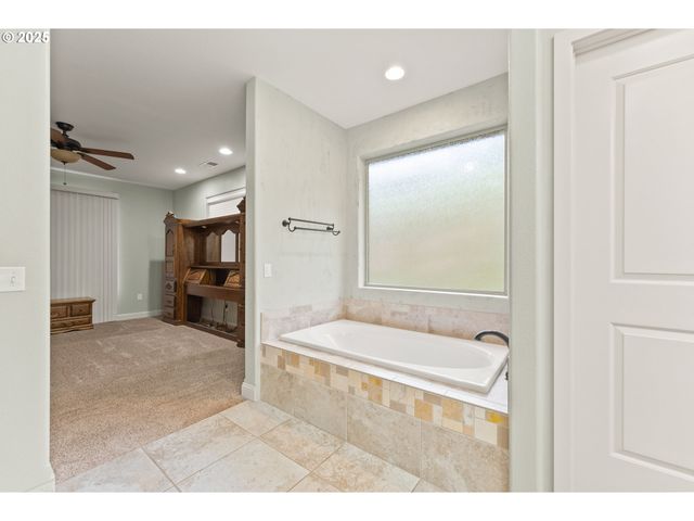 1518 Ne VISTA FE Ct, Roseburg, OR 97470