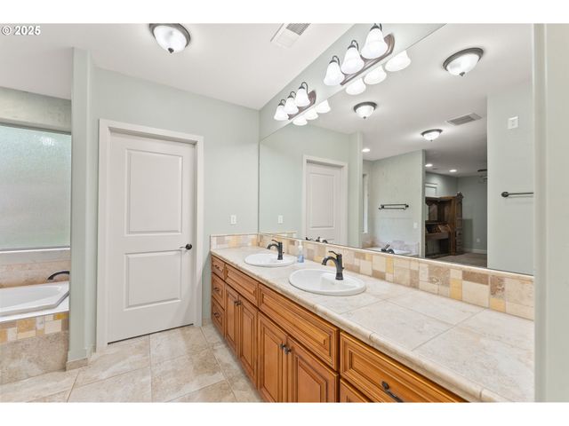 1518 Ne VISTA FE Ct, Roseburg, OR 97470