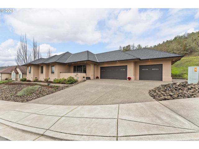 1518 Ne VISTA FE Ct, Roseburg, OR 97470