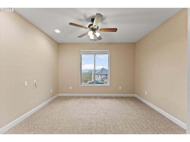 1518 Ne VISTA FE Ct, Roseburg, OR 97470