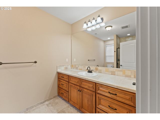 1518 Ne VISTA FE Ct, Roseburg, OR 97470