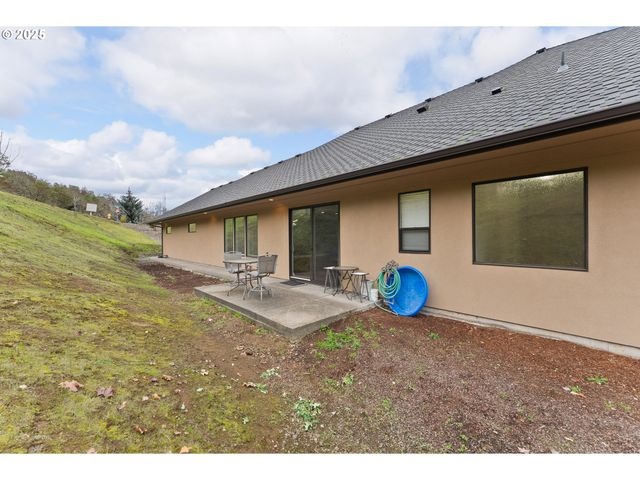 1518 Ne VISTA FE Ct, Roseburg, OR 97470