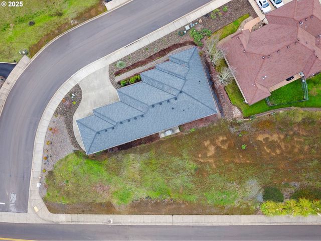 1518 Ne VISTA FE Ct, Roseburg, OR 97470