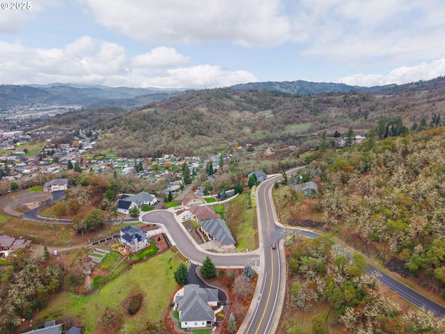 1518 Ne VISTA FE Ct, Roseburg, OR 97470