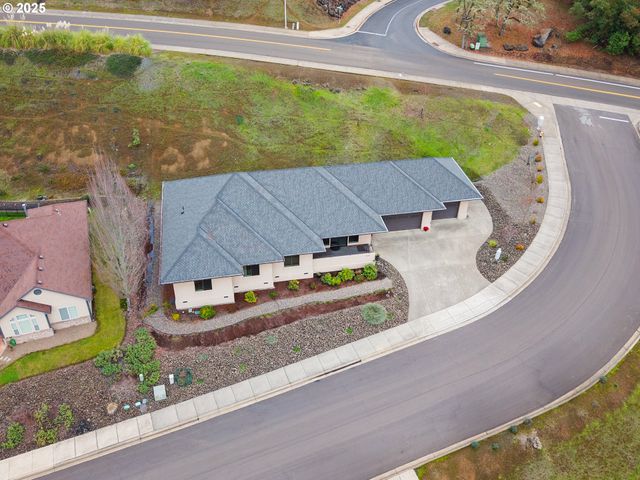 1518 Ne VISTA FE Ct, Roseburg, OR 97470