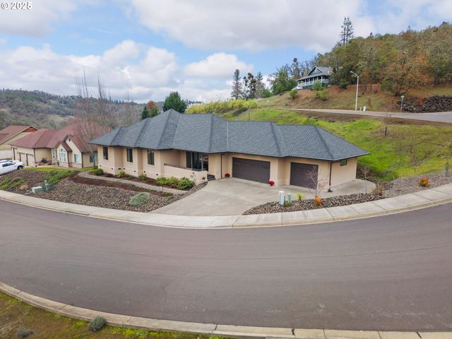 1518 Ne VISTA FE Ct, Roseburg, OR 97470