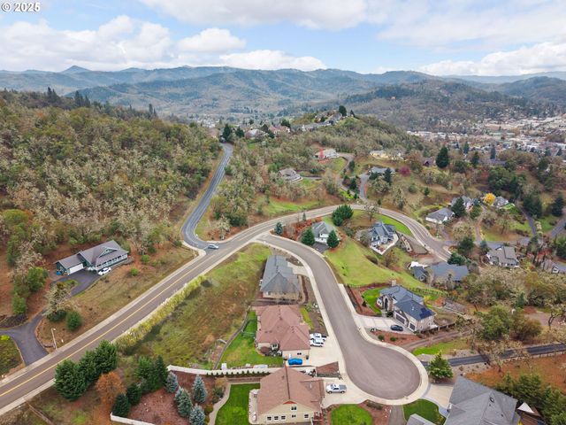 1518 Ne VISTA FE Ct, Roseburg, OR 97470