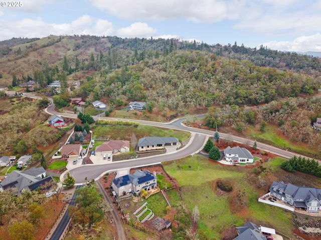 1518 Ne VISTA FE Ct, Roseburg, OR 97470