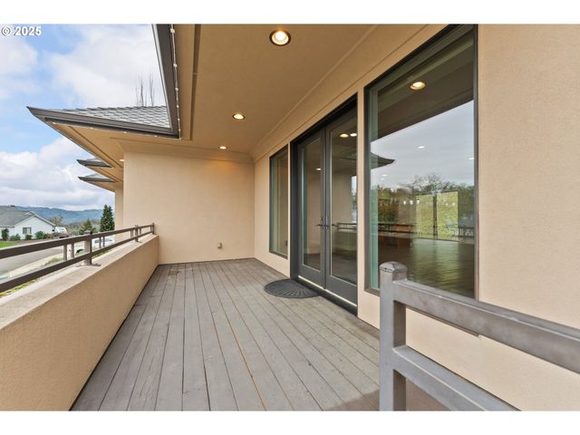 1518 Ne VISTA FE Ct, Roseburg, OR 97470