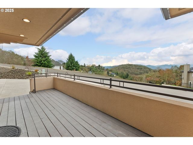 1518 Ne VISTA FE Ct, Roseburg, OR 97470