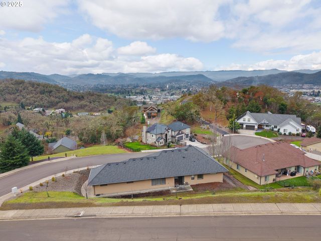 1518 Ne VISTA FE Ct, Roseburg, OR 97470