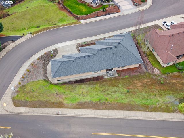 1518 Ne VISTA FE Ct, Roseburg, OR 97470