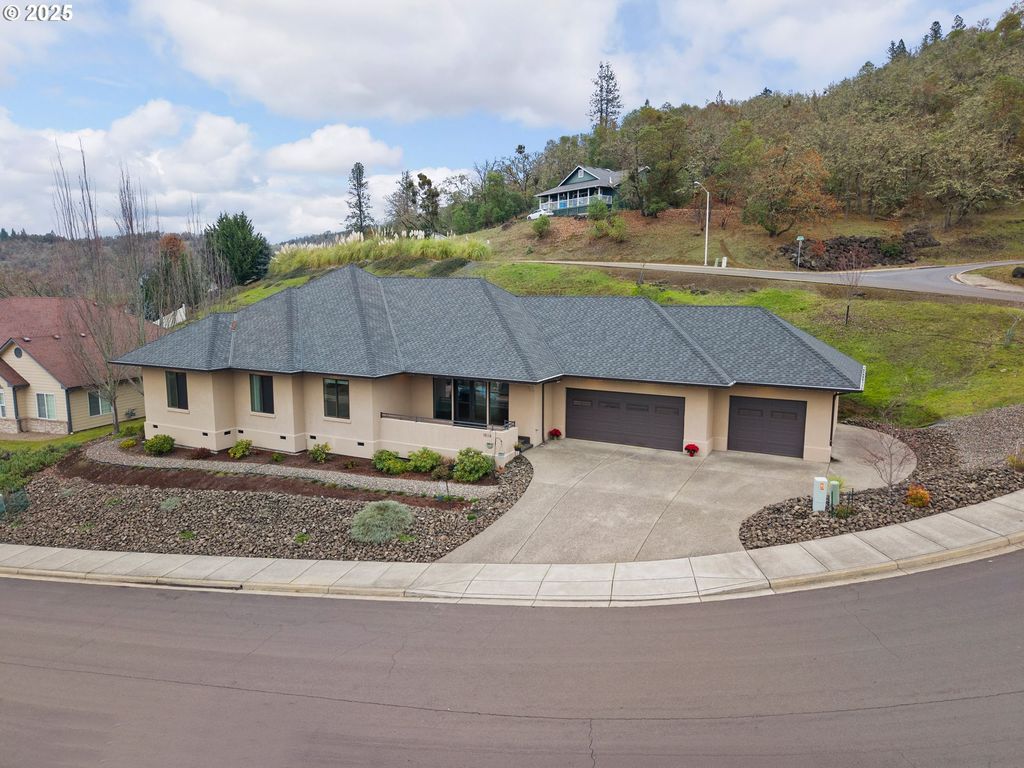 1518 Ne VISTA FE Ct, Roseburg, OR 97470