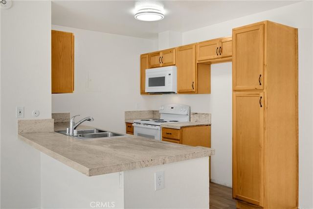 2521 W Sunflower Avenue R8, Santa Ana, CA 92704