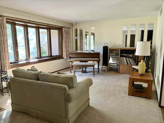 6415 N Atwahl DRIVE, Glendale, WI 53209