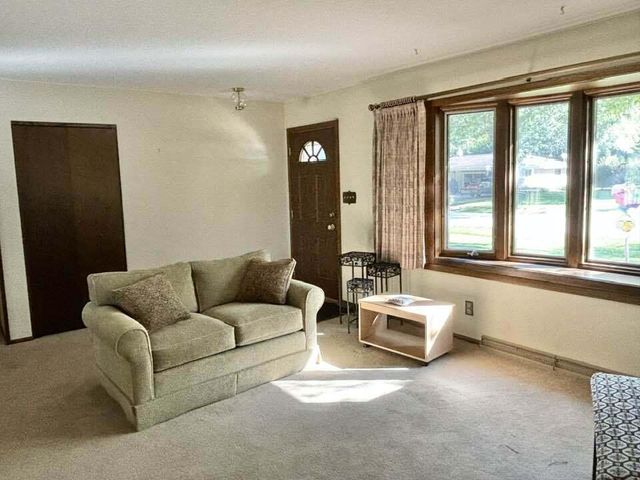 6415 N Atwahl DRIVE, Glendale, WI 53209