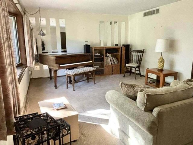 6415 N Atwahl DRIVE, Glendale, WI 53209