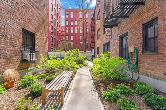 50 East 8th Street 0 6P, New York (manhattan), NY 10003