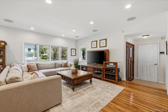 8 Lewis Lane, Port Washington, NY 11050