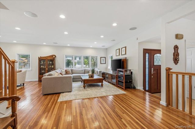 8 Lewis Lane, Port Washington, NY 11050