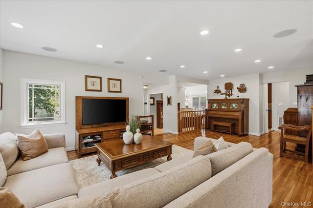 8 Lewis Lane, Port Washington, NY 11050